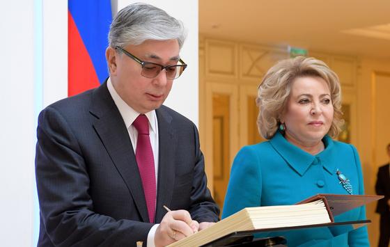 Токаев оставил запись в Книге почетных гостей Федерального Собрания (фото) Токаев оставил запись в Книге почетных гостей Федерального Собрания (фото)