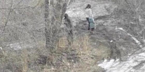 Женщину с маленькой девочкой заметили влезающей в люк с бомжами в Костанае (видео) Женщину с маленькой девочкой заметили влезающей в люк с бомжами в Костанае (видео)