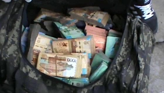 Двух жителей Жаркента подозревают в похищении 300 млн тенге из отделения "Казпочты" (фото) Двух жителей Жаркента подозревают в похищении 300 млн тенге из отделения "Казпочты" (фото)