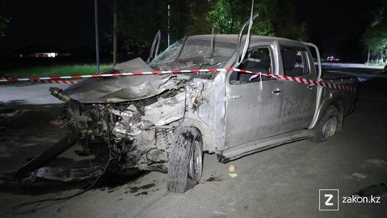 Поврежденный автомобиль на дороге Поврежденный автомобиль на дороге