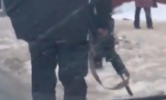 Уличная погоня мужчины с автоматом за прохожим попала на видео Уличная погоня мужчины с автоматом за прохожим попала на видео