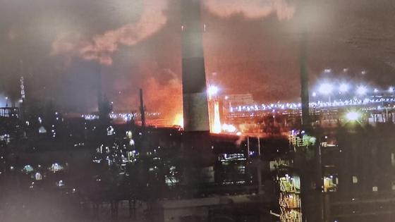 Мощный взрыв и пожар произошли на нефтяном заводе в России (видео) Мощный взрыв и пожар произошли на нефтяном заводе в России (видео)