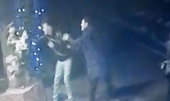 Неизвестный совершил акт вандализма в Алматы и попал на видео Неизвестный совершил акт вандализма в Алматы и попал на видео