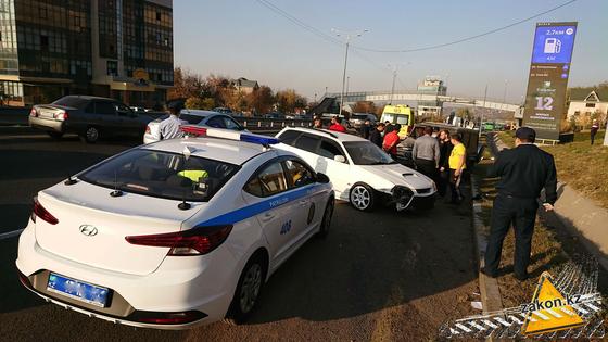 Полицейский автомобиль на месте аварии Полицейский автомобиль на месте аварии
