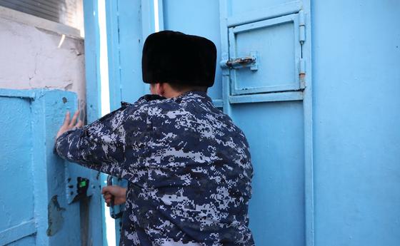 Коронавирус выявили у заключенного изолятора в Актобе Коронавирус выявили у заключенного изолятора в Актобе