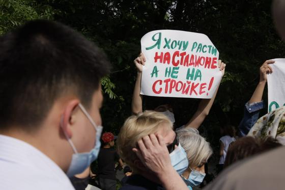 Люди протестуют против сноса стадиона Люди протестуют против сноса стадиона