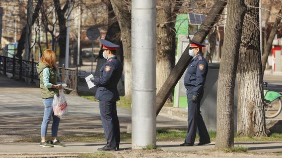 "Крутят всех": полиция начала задерживать митингующих в Алматы (видео) "Крутят всех": полиция начала задерживать митингующих в Алматы (видео)
