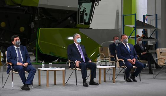 Касым-Жомарт Токаев во время посещения завода CLAAS Касым-Жомарт Токаев во время посещения завода CLAAS