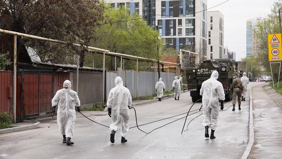 Как военнослужащие и журналисты дезинфицируют улицы Алматы Как военнослужащие и журналисты дезинфицируют улицы Алматы