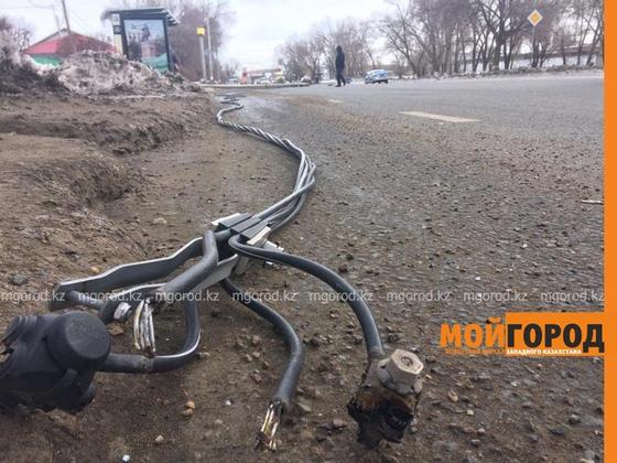 Оралда жүріп бара жатқан көліктің үстіне электр бағаны құлады Оралда жүріп бара жатқан көліктің үстіне электр бағаны құлады
