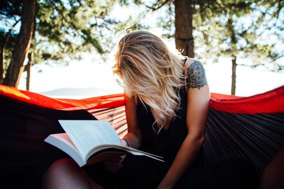 Девушка читает книгу Девушка читает книгу