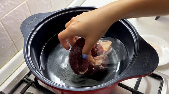 Мясо кладут в воду Мясо кладут в воду