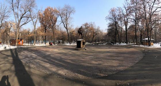 В парке Ганди убирают уложенную при Байбеке брусчатку В парке Ганди убирают уложенную при Байбеке брусчатку