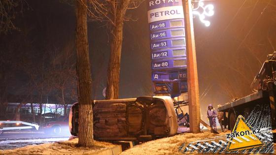 Автомобиль врезался в стелу АЗС Автомобиль врезался в стелу АЗС