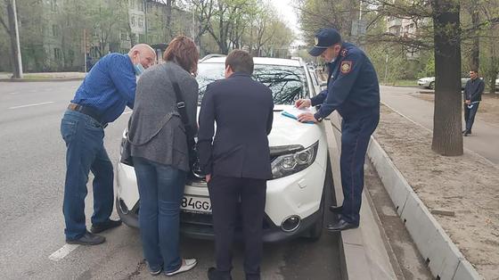 Люди стоят возле машины Люди стоят возле машины