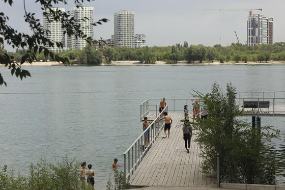 "Водичка тепленькая": как алматинцы спасаются от жары во время карантина "Водичка тепленькая": как алматинцы спасаются от жары во время карантина