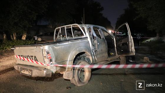 Поврежденный автомобиль на дороге Поврежденный автомобиль на дороге