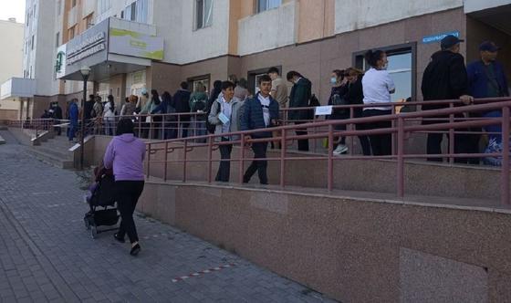 Очередь у центральной кассы CTS в Нур-Султане Очередь у центральной кассы CTS в Нур-Султане