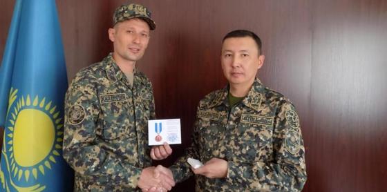 Военнослужащего Нацгвардии Казахстана , спасшего девочку в аэропорту Киева, наградили медалью Военнослужащего Нацгвардии Казахстана , спасшего девочку в аэропорту Киева, наградили медалью