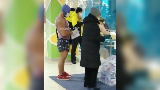 Мужчина в образе Фантомаса стоит в очереди Мужчина в образе Фантомаса стоит в очереди