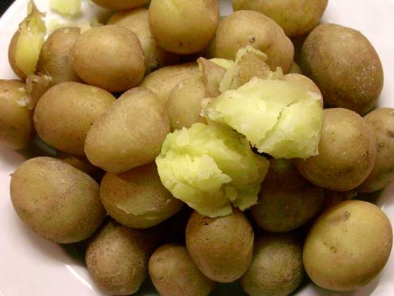 Вареный картофель в мундирах Вареный картофель в мундирах