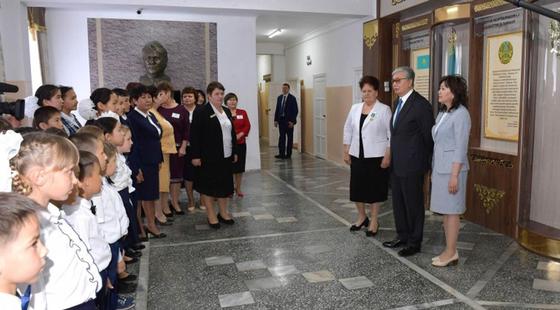 Президент өз әкесінің атындағы мектепке барып, оқушылармен кездесті (фото) Президент өз әкесінің атындағы мектепке барып, оқушылармен кездесті (фото)