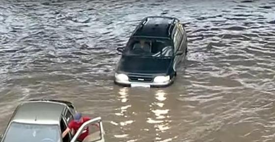 По колено в воде: небывалый ливень затопил Семей (видео) По колено в воде: небывалый ливень затопил Семей (видео)
