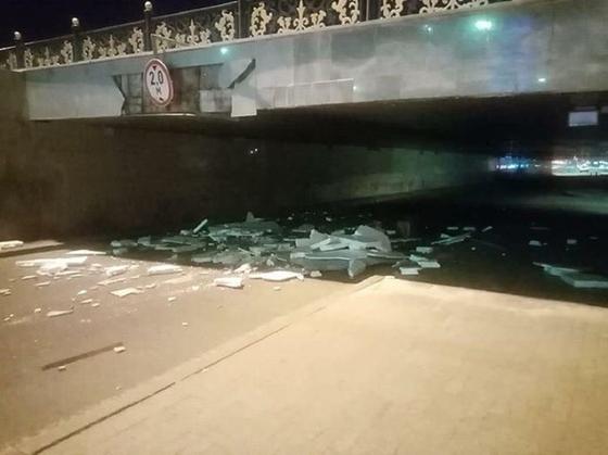 поврежденный после аварии мост поврежденный после аварии мост