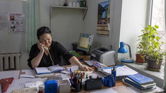 Женщина звонит по телефону Женщина звонит по телефону
