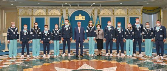 Касым-Жомарт Токаев со спортсменами Касым-Жомарт Токаев со спортсменами