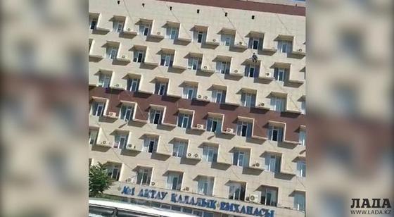 Мужчина пытался прыгнуть с 6 этажа поликлиники в Актау (ВИДЕО) Мужчина пытался прыгнуть с 6 этажа поликлиники в Актау (ВИДЕО)