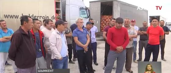 Шымкентте тез бүлінетін азық-түлік тиелген ондаған жүк көлігі қаладан шыға алмай жатыр Шымкентте тез бүлінетін азық-түлік тиелген ондаған жүк көлігі қаладан шыға алмай жатыр