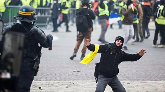 Тяжелая бронетехника вошла в охваченный беспорядками Париж (фото, видео) Тяжелая бронетехника вошла в охваченный беспорядками Париж (фото, видео)
