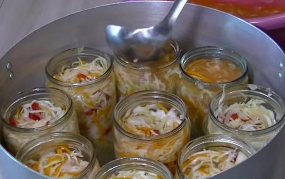 Банки с салатом в большой кастрюле Банки с салатом в большой кастрюле