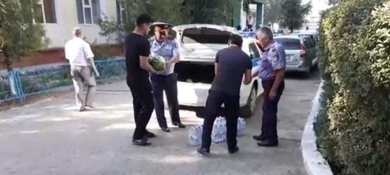 Полицейские Туркестанской области оказывают помощь жителям Полицейские Туркестанской области оказывают помощь жителям