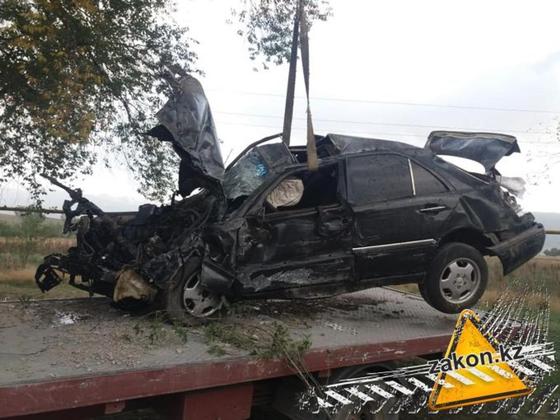 Двое человек погибло в страшной аварии на трассе Алматы-Бишкек (фото) Двое человек погибло в страшной аварии на трассе Алматы-Бишкек (фото)