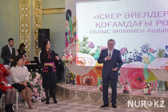 Ақтөбе облысының жаңа әкімі әйелдер алдында гластугын шешіп тастады Ақтөбе облысының жаңа әкімі әйелдер алдында гластугын шешіп тастады