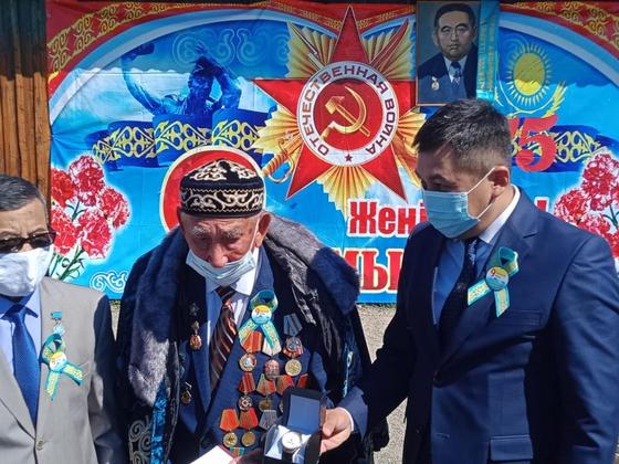 Күршімде 95 жастағы соғыс ардагеріне темір тұлпар сыйға тартылды (фото) Күршімде 95 жастағы соғыс ардагеріне темір тұлпар сыйға тартылды (фото)