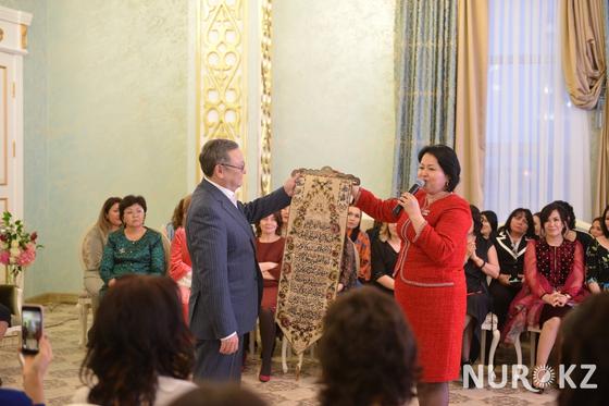 Ақтөбелік келіншек әкімнің қажылыққа барған анасын көпке үлгі етті Ақтөбелік келіншек әкімнің қажылыққа барған анасын көпке үлгі етті