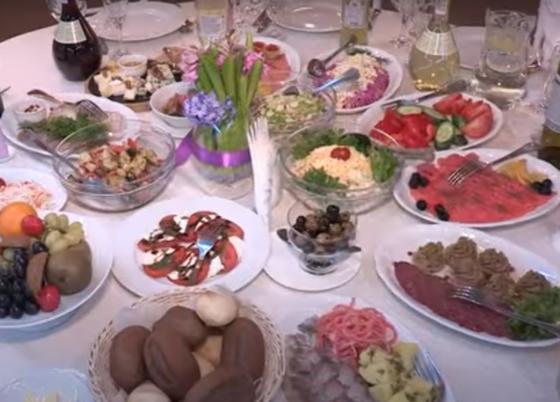 Блюда с едой на праздничном столе Блюда с едой на праздничном столе