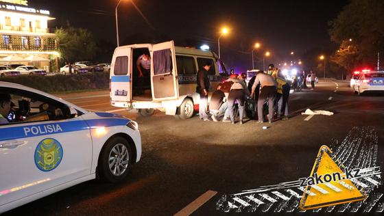 Люди столпились у погибшего Люди столпились у погибшего
