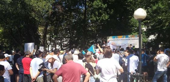 Мирный митинг начался в Алматы (фото) Мирный митинг начался в Алматы (фото)
