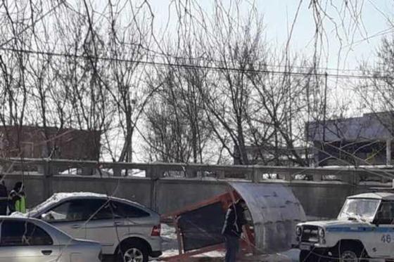Өскеменде жүргізуші автобус тұрағын сындырды Өскеменде жүргізуші автобус тұрағын сындырды