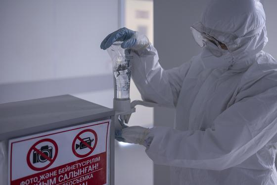 Врач обрабатывает руки Врач обрабатывает руки