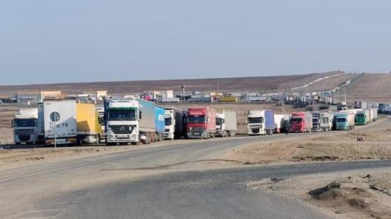 Грузовики стоят в очереди на границе Грузовики стоят в очереди на границе