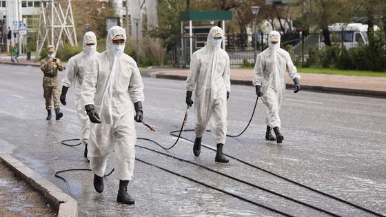 Как военнослужащие и журналисты дезинфицируют улицы Алматы Как военнослужащие и журналисты дезинфицируют улицы Алматы