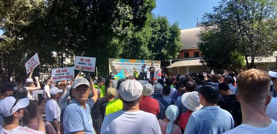 "Можем проводить культурно": мирный митинг начался в Алматы (фото) "Можем проводить культурно": мирный митинг начался в Алматы (фото)