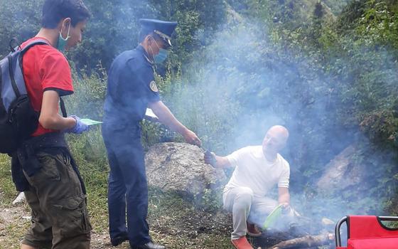 Алматинцы устроили массовые пикники в горах во время карантина Алматинцы устроили массовые пикники в горах во время карантина