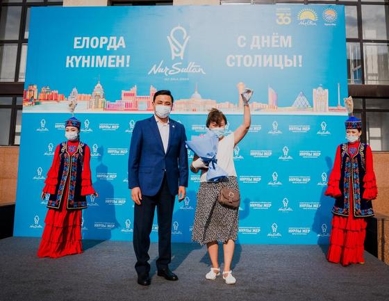 Алтай Кульгинов стоит рядом с женщиной Алтай Кульгинов стоит рядом с женщиной