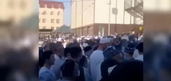 800 человек пришли на похороны религиозного деятеля в Туркестанской области, несмотря на коронавирус 800 человек пришли на похороны религиозного деятеля в Туркестанской области, несмотря на коронавирус
